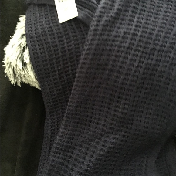 New scarf never worn - Picture 7 of 11